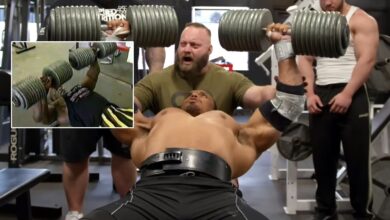 Larry Wheels s'attaque à l'ensemble de presse à haltères emblématique de 200 lb de Ronnie Coleman – Fitness Volt