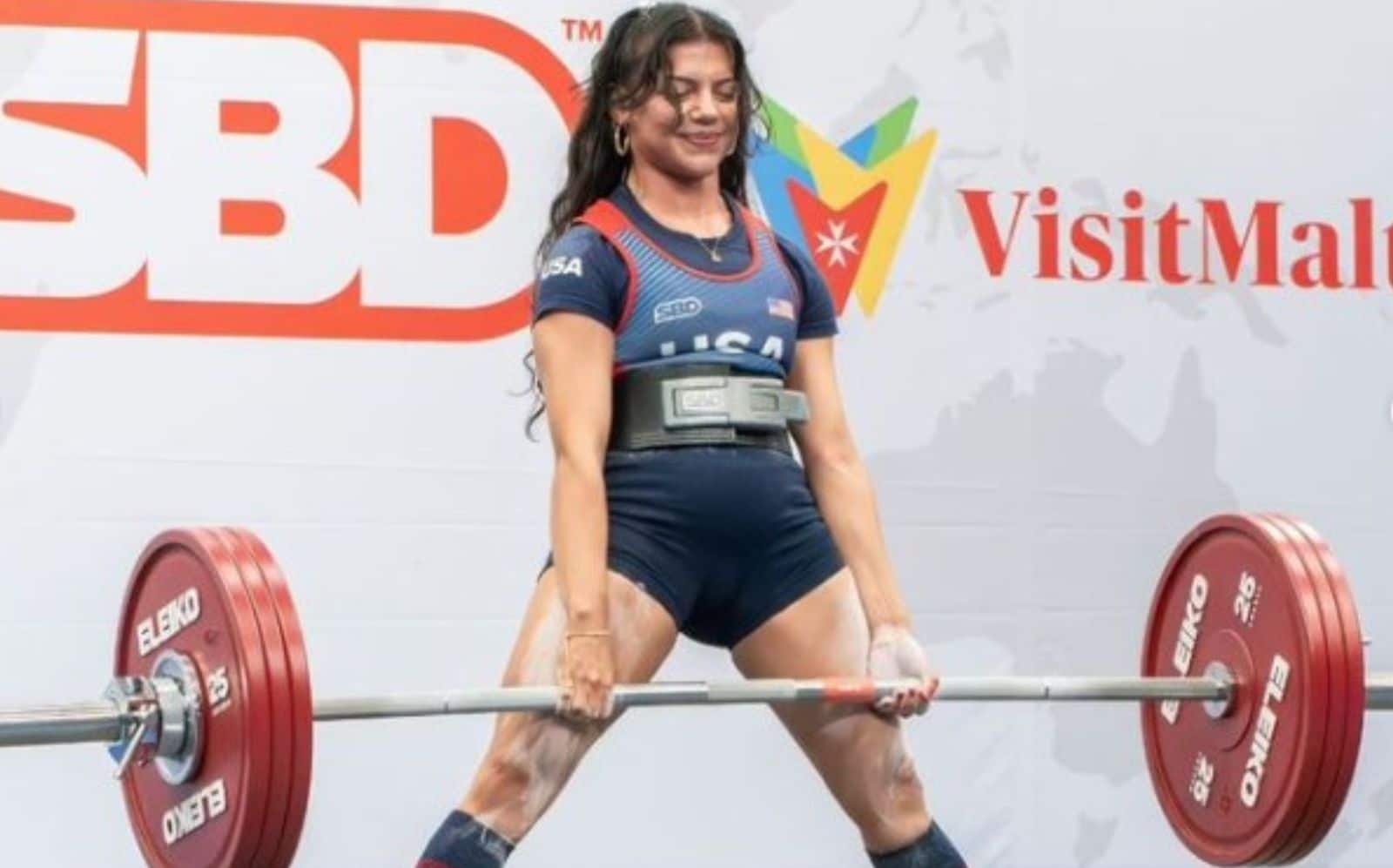 Jessica Espinal (47 kg) établit le record du monde junior de soulevé de terre brut de 177,5 kg (391,3 lb) aux Championnats du monde IPF de dynamophilie 2024 – Fitness Volt