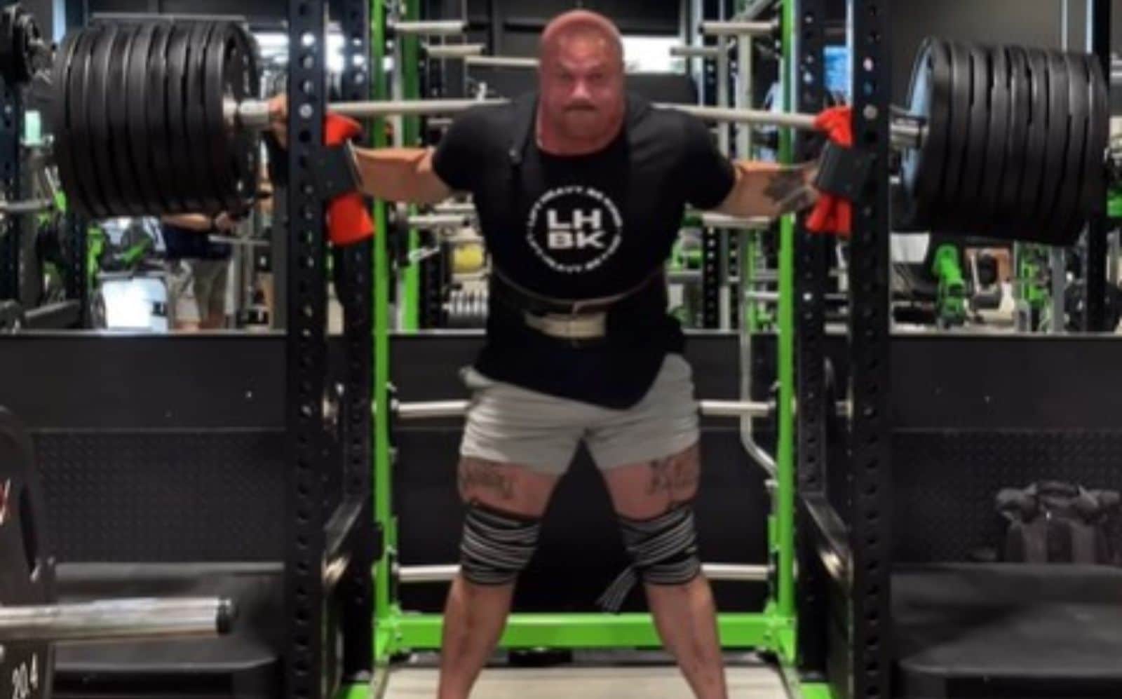 Mitchell Hooper réussit un record personnel de squat de 392,2 kg (864,7 lb) ; révèle sa liste des cinq plus grands squatteurs de l'histoire – Fitness Volt