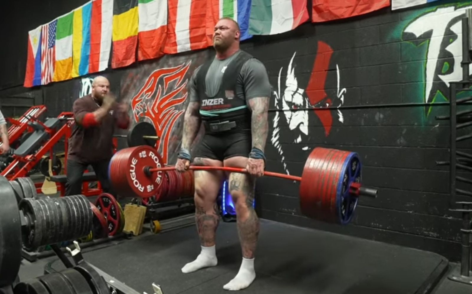 Hafthor Bjornsson satisfait des gains de force après un soulevé de terre de 460 kg en préparation pour l'Arnold Strongman Classic 2025 – Fitness Volt