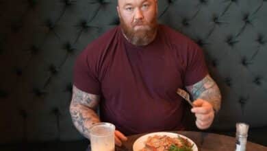 Hafthor Bjornsson montre sa journée complète d'alimentation de plus de 8 000 calories en préparation pour l'Arnold Strongman Classic 2024 – Fitness Volt