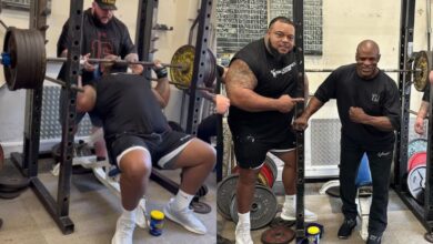 Julius Maddox impressionne Ronnie Coleman avec une presse à épaules assise brute de 260 kg (573,2 lb) à l'entraînement – ​​Fitness Volt