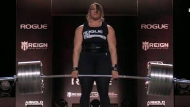 Lucy Underdown définit un soulevé de terre à barre d'éléphant de 666 lb (302 kg) à l'Arnold Strongwoman Classic 2024 – Fitness Volt