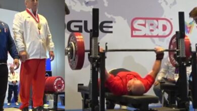 Stanislaw Mentel, 70 ans, bloque un développé couché brut de 190,5 kg (420 lb) et établit un record du monde IPF M4 – Fitness Volt