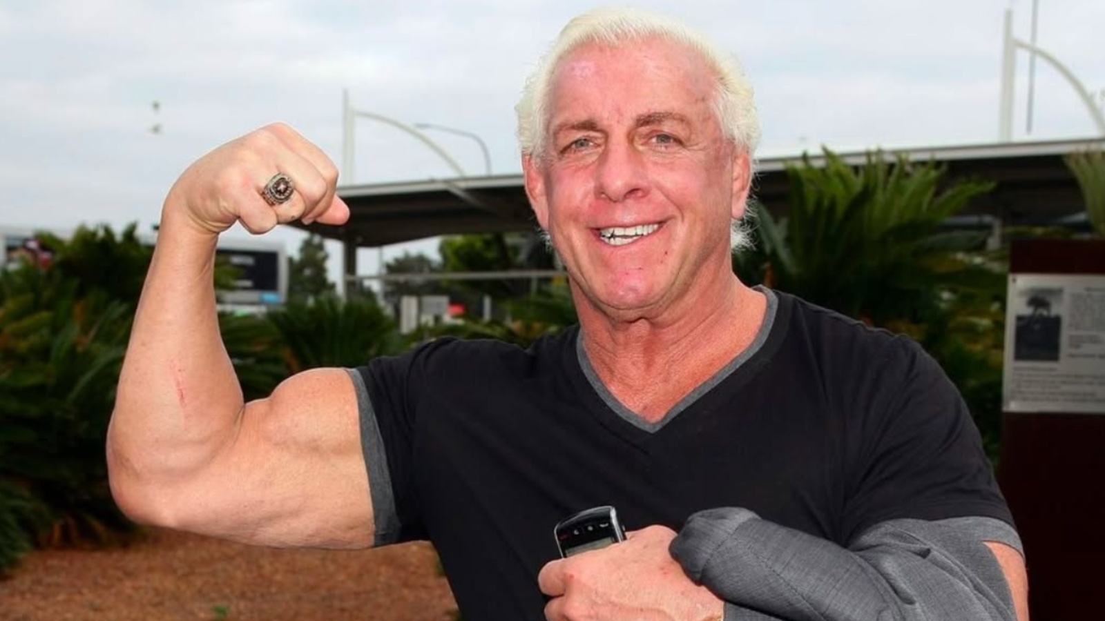 La légende de la WWE, Ric Flair, montre des biceps fous à 75 ans : "Bienvenue au Gun Show !" – Volte de remise en forme