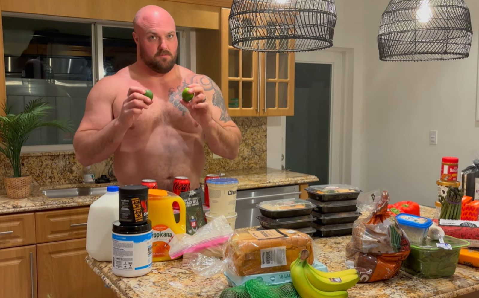 Mitchell Hooper révèle son régime alimentaire en groupage dans la préparation pour 2025 Arnold Strongman Classic & World's le plus fort du monde - Fitness Volt